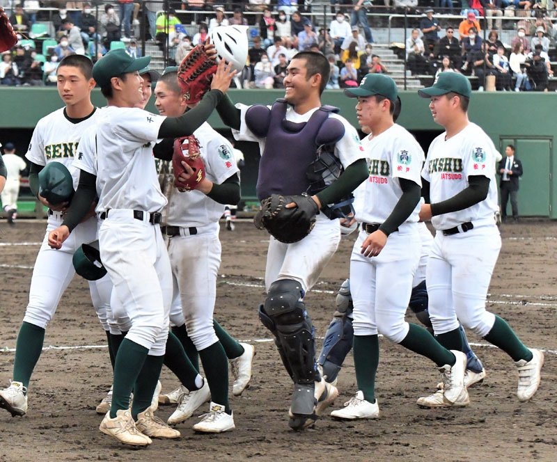浦和学院に勝利し、喜ぶ吉田（右から３人目）ら専大松戸ナイン＝保土ケ谷

