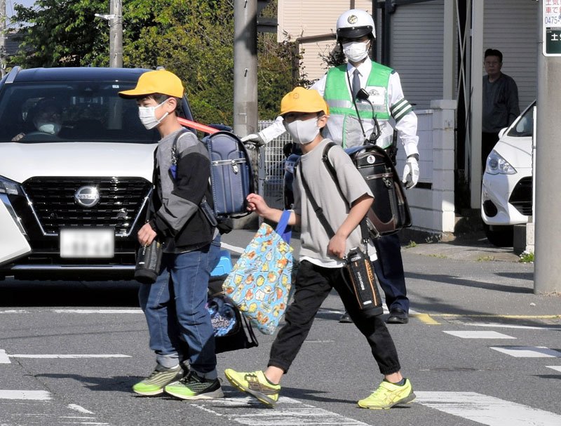 マスクを着けて通学する子どもたち（記事と直接関係ありません）