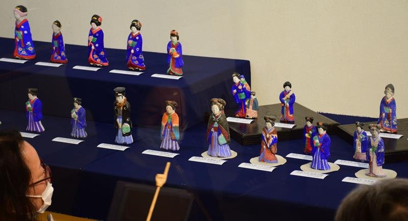 初代から４代目の芝原人形が並ぶ特別展＝睦沢町立歴史民俗資料館
