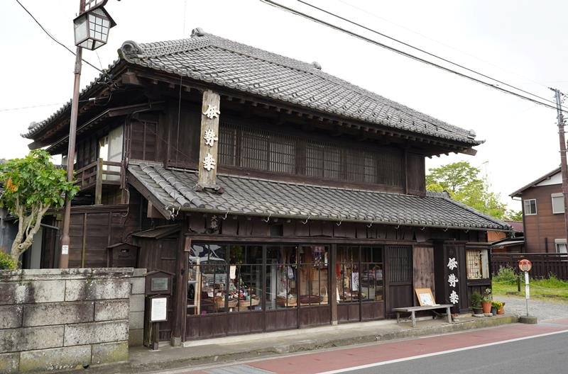 大多喜城の大手門の部材を使い１５０年前に建てられた「伊勢幸」＝大多喜町の城下町通り
