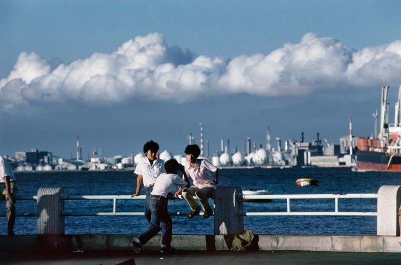 牛腸茂雄「見慣れた街の中で　３０」（１９７８～８０年、新潟市美術館蔵）

