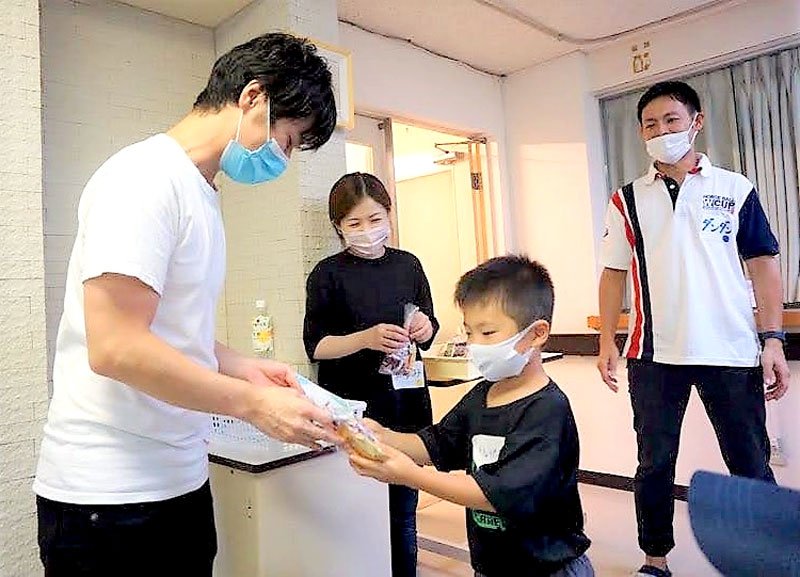 サマースクールに参加した子どもに修了証を渡す森さん（左）＝昨年９月、大多和医院（同医院提供）