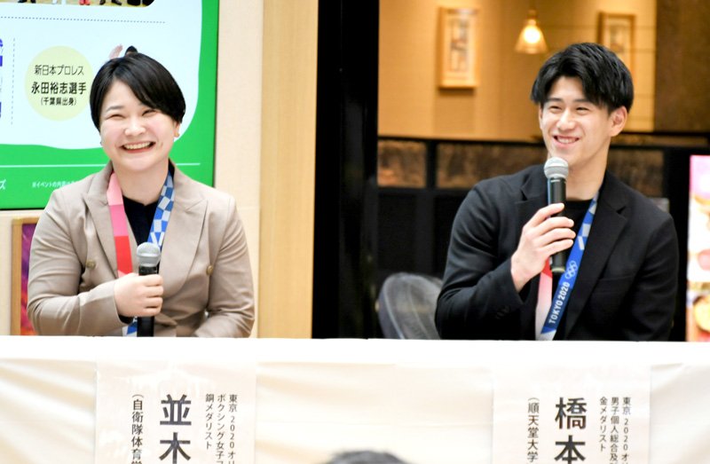 試合中の真剣な表情とは変わり、和やかな笑顔で質問に答える並木選手（左）と橋本選手＝成田市