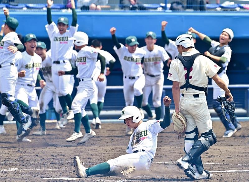 拓大紅陵との準々決勝、清水友の二塁打で二塁から上迫田がサヨナラのホームに滑り込み、喜ぶ専大松戸ナイン＝１日、県総合ＳＣ
