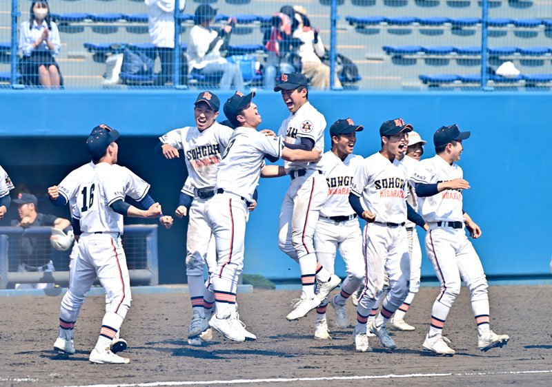 東京学館―木更津総合　９回裏２死満塁、サヨナラ勝ちを決め喜ぶ木更津総合ナイン＝県総合ＳＣ