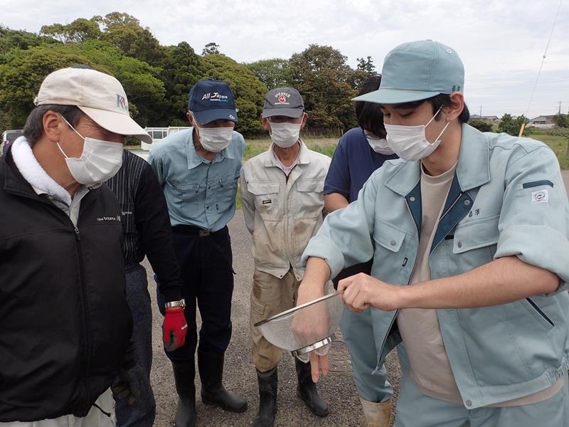 農家にわなの構造について説明する岩沢さん＝大網白里市（清水准教授提供）
