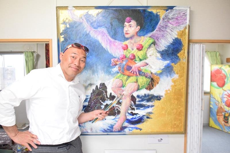 あさひの芸術祭会期中に仮設住宅内に飾られる斉藤俊一さんの作品＝旭市

