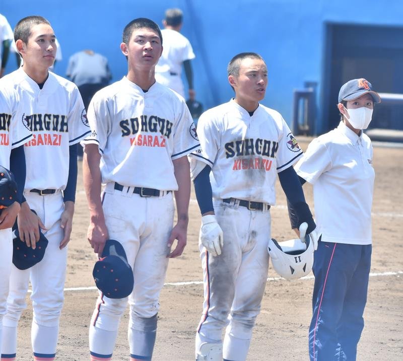 準優勝しスタンドにあいさつする木更津総合の毛利主将（右から２人目）ら
