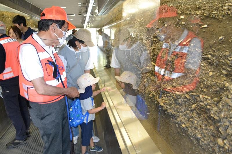 ボランティア団体によるガイドツアーに参加する親子連れら＝４日、千葉市若葉区