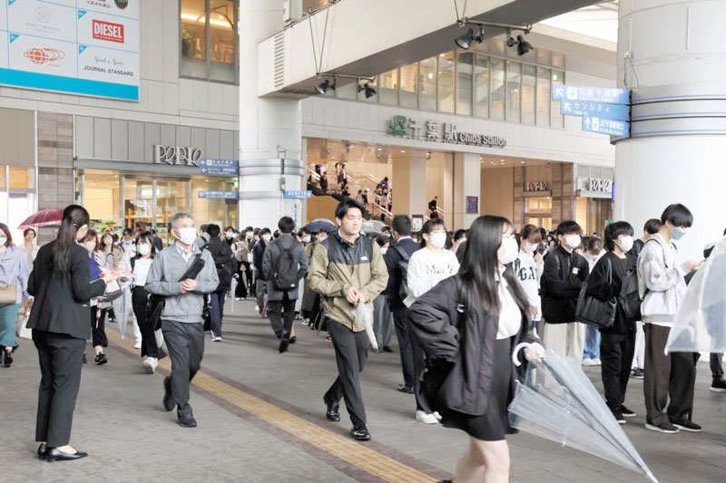 ＪＲ千葉駅前を歩く人たち＝８日午前８時１５分ごろ、千葉市中央区