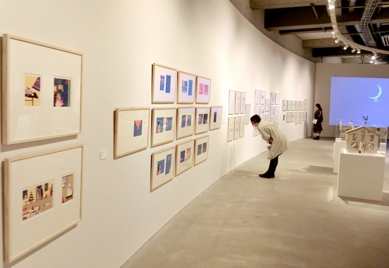 末盛の手掛けた絵本の原画が並ぶ会場＝市原市