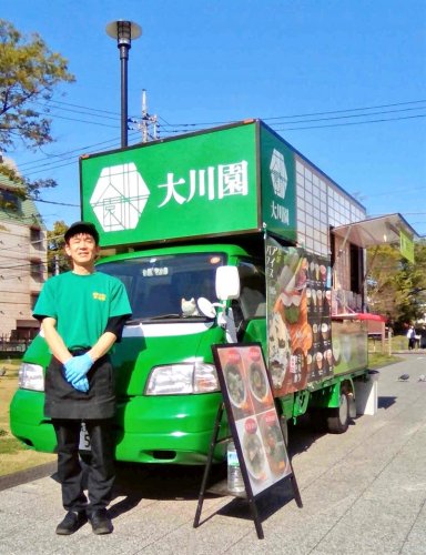 キッチンカーと大川代表
