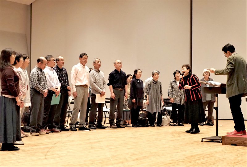 コンサートに向けて加藤登紀子さんと練習する君津市民合唱団＝君津市民文化ホール