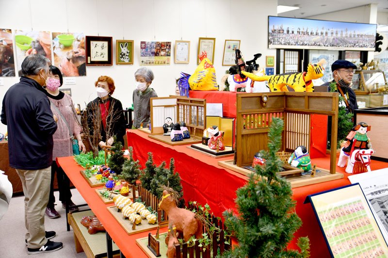 佐原張子が並ぶ鎌田さんの遺作展＝１６日、香取市