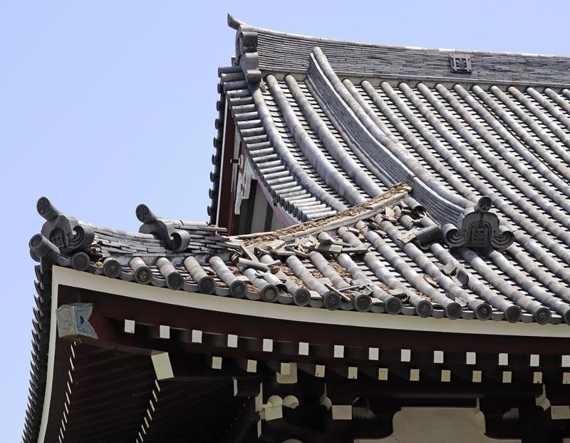 地震でずれ落ちたままの光明寺の屋根瓦＝１７日、木更津市（共同）