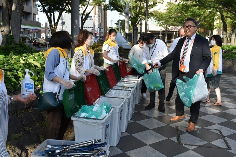集めたごみを分別してごみ箱に入れる参加者＝千葉市中央区
