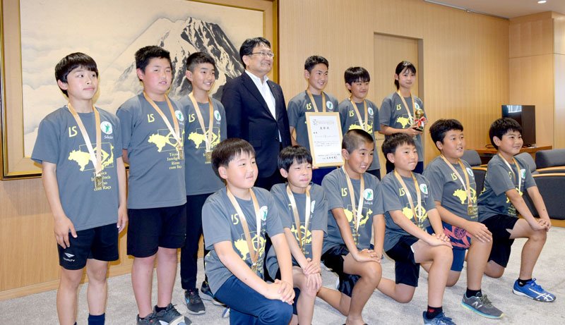 神谷市長に全国大会優勝を報告する選手ら＝千葉市役所
