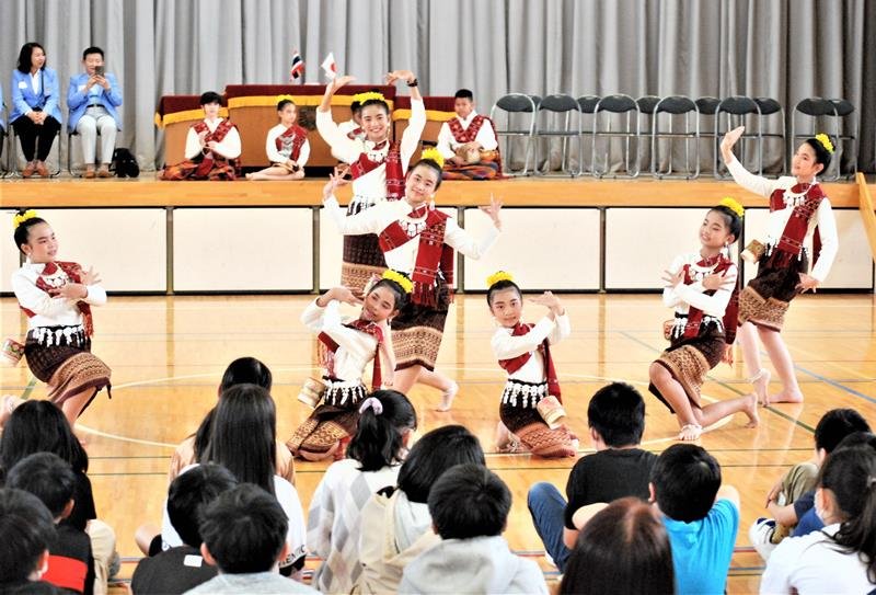 八千代台小の児童に、タイの伝統的な舞踊を披露するバンコクのこども親善大使たち＝１９日、八千代市
