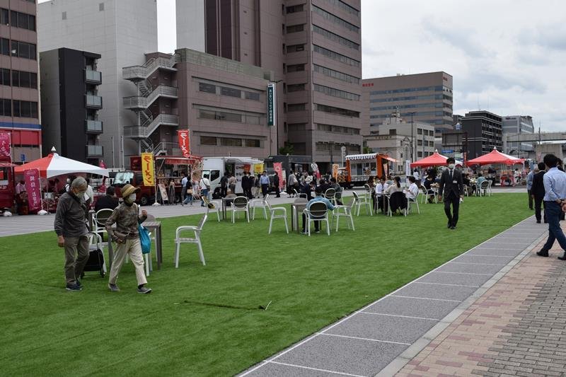 にぎわい創出に向け、国道のトンネル上で始まった社会実験イベント＝１９日、千葉市中央区
