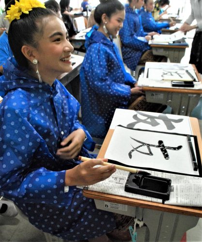タイから友がやってきた　４年ぶり「こども親善大使」　八千代台小、書道や舞踊交流