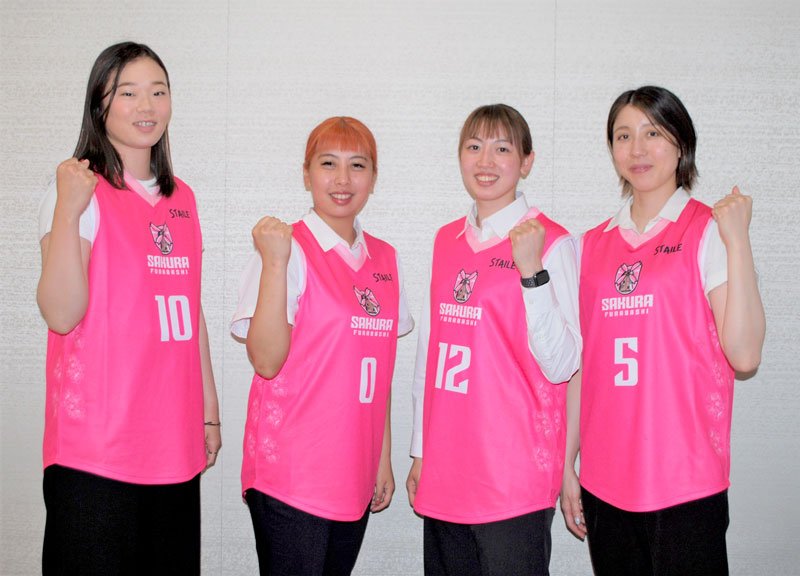 活躍に意気込む３ｘ３女子チーム「サクラ・フナバシ」の選手たち＝船橋市役所