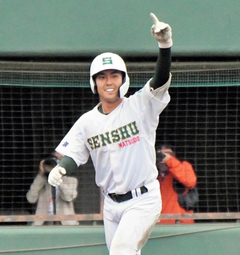 専大松戸－浦和学院８回裏専大松戸２死三塁、左翼に逆転２ランを放ち喜ぶ吉田＝保土ケ谷
