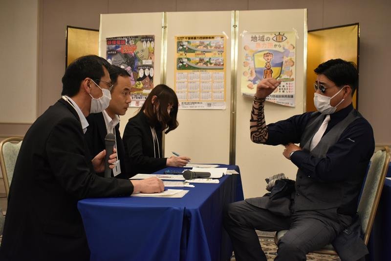 暴力団員にふんした県警担当者（右）に訓練として対応する参加者
