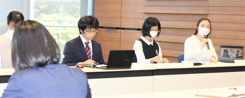企画会議で京葉銀行担当者に向けてプレゼンする千葉大の学生＝２４日、千葉市中央区
