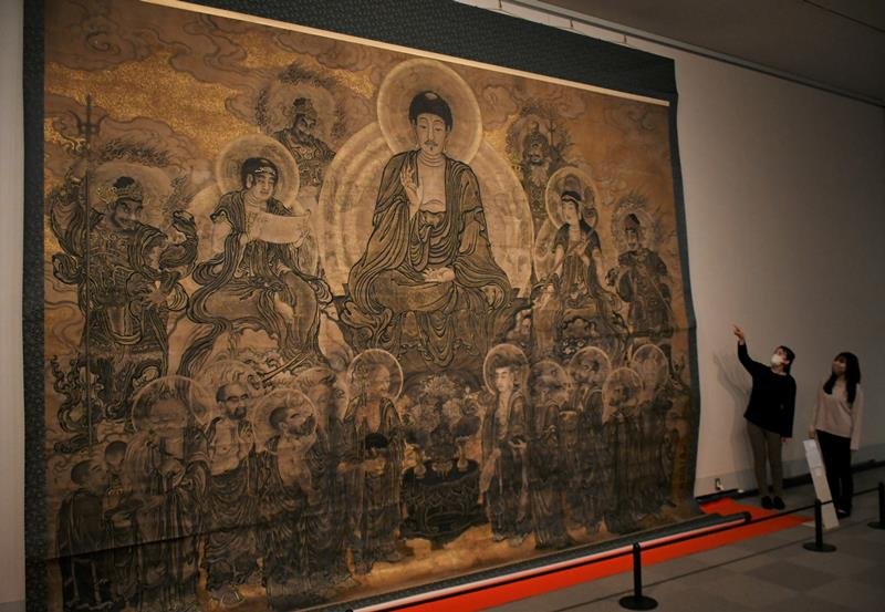 巨大さが目を引く「釈迦文殊普賢四天王十大弟子図」＝成田市の成田山書道美術館
