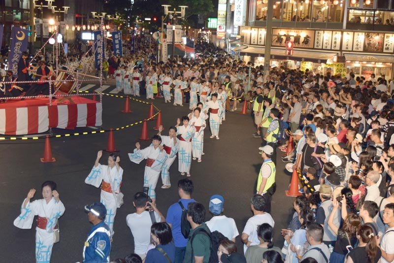 千葉市の真夏の風物詩として多くの人でにぎわう「千葉の親子三代夏祭り」＝２０１９年８月１８日、同市中央区