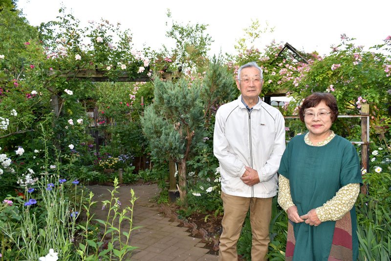 半世紀かけて手入れしてきた自宅庭園を公開する羽根井夫婦＝佐倉市