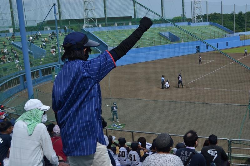 ナインに声援を送るファンら＝２７日、船橋市民球場

