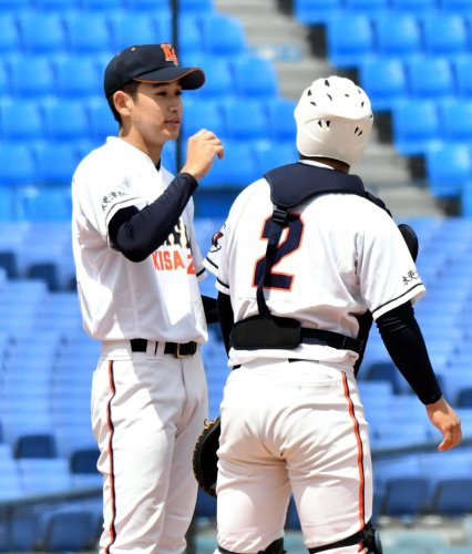 １回無死一、二塁のピンチを迎え、話し合う木更津総合の千葉（左）と羽根
