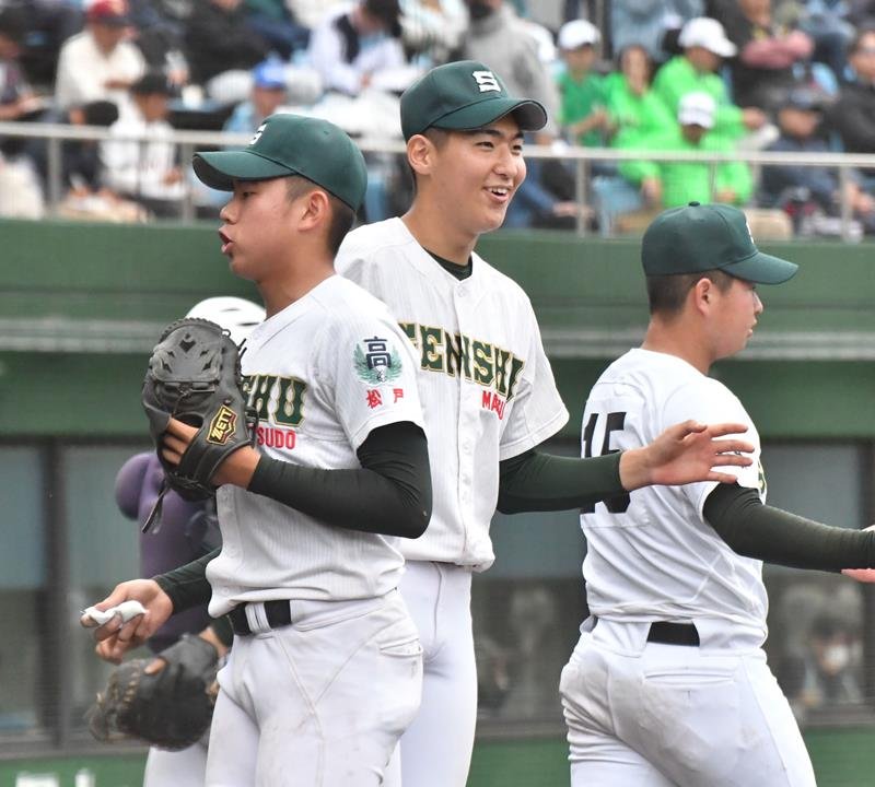 浦和学院との１回戦で相手打線を抑え、ベンチに戻る専大松戸の青野（左）、迎える渡辺翼（中央）＝２０日、保土ケ谷
