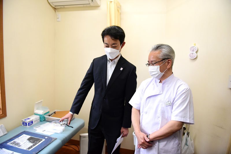 診療所の取り組みについて説明を受ける熊谷知事（左）＝３０日、千葉市中央区の「こいで内科消化器科クリニック」