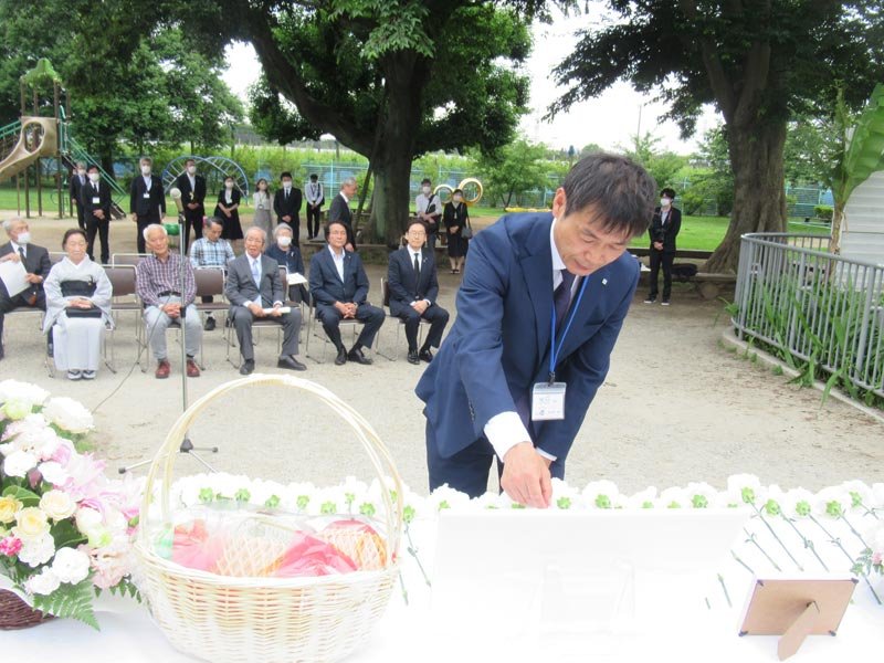 スーミーの飼育を長年担当し、「お別れ会」で献花する水品園長＝市川市動植物園