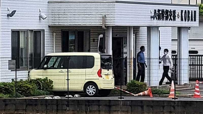 【速報】幹部交番に車突っ込む　警察官２人けが、高齢者踏み間違えか 　八街