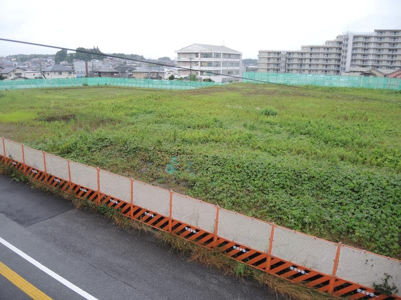 用途が商業地域に変更された流山市役所前の空き地＝１５日、同市
