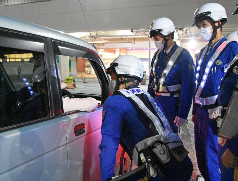 飲酒運転をした男性に事情を聴く県警高速隊員（写真は記事と直接関係ありません）