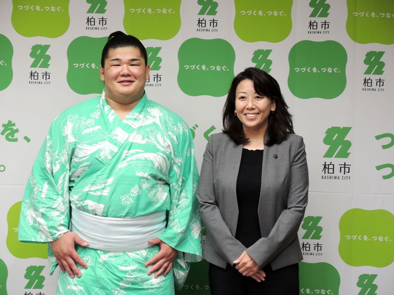 太田市長に幕下優勝を報告した木竜皇（左）＝３１日、柏市
