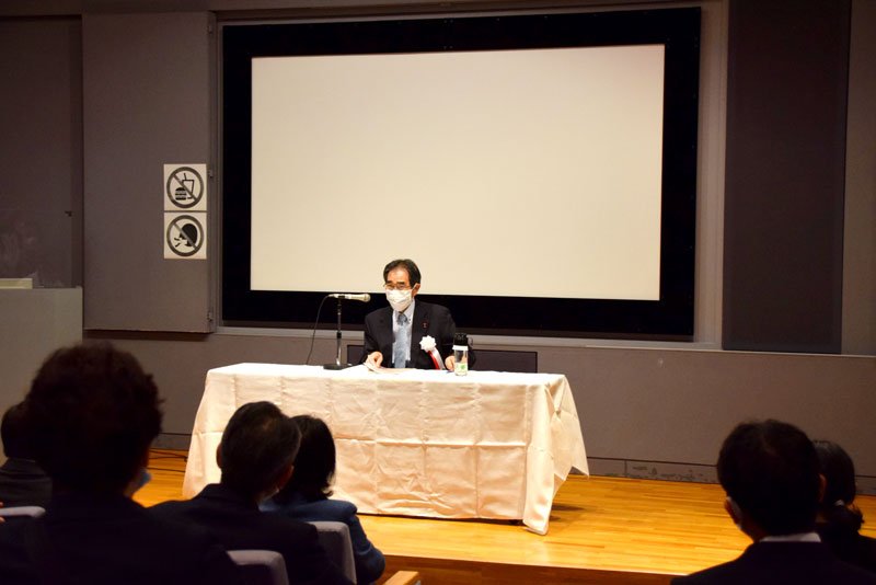 「佐倉藩と堀田家」と題し講演する堀田正典さん＝佐倉市