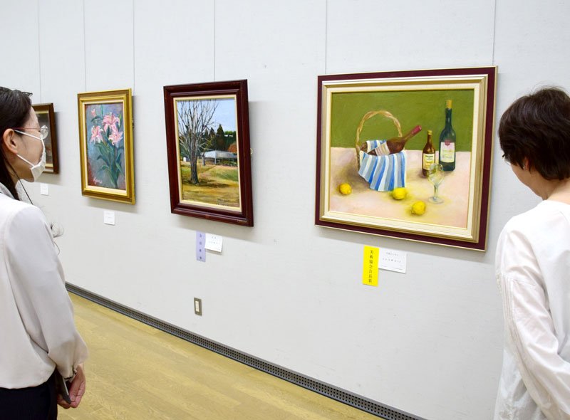 美術協会会長賞を受賞した作品（右）を鑑賞する来館者＝２日、茂原市立美術館・郷土資料館
