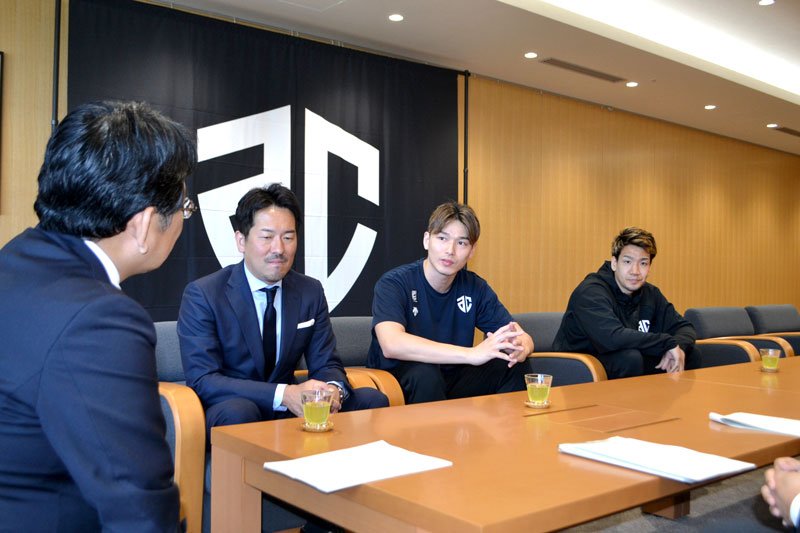 プレーオフを振り返る大塚選手（右から２人目）＝７日、千葉市役所