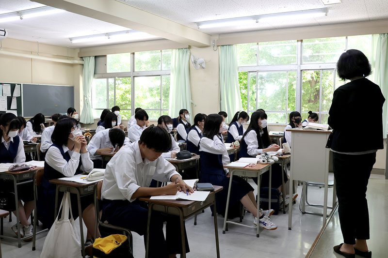 教室ではマスク姿で授業を受ける生徒、ノーマスクで席に着く生徒が見られた＝７日正午ごろ、千葉市緑区の県立土気高校