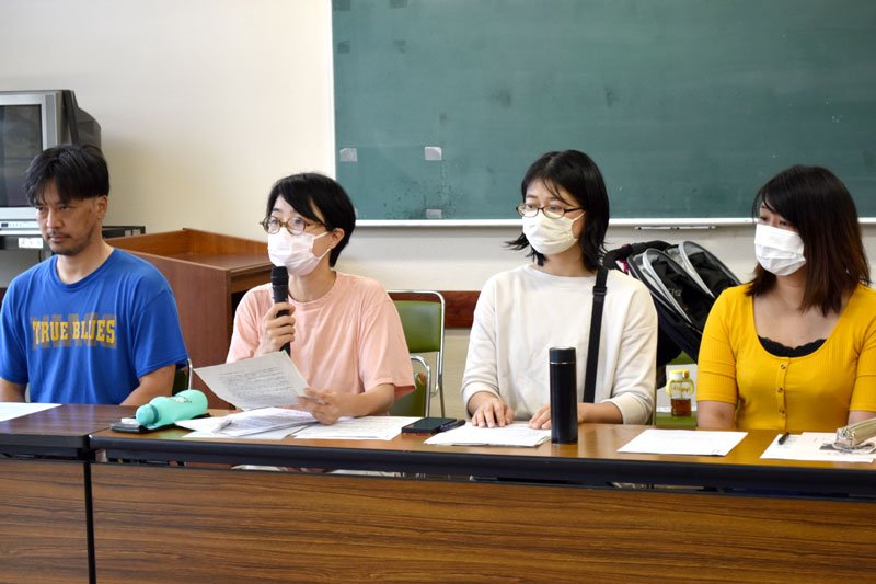 佐倉市教委が示した市立幼稚園全３園の閉園方針について撤回を求めて記者会見する森本代表（中央左）ら＝７日、佐倉市鏑木町の中央公民館