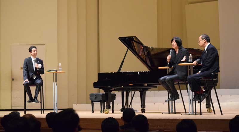 記念式典のトークセッションで今後の記念行事の構想について語る小林さん（中央）、北川さん（右）、熊谷知事（左）＝１１日、松戸市