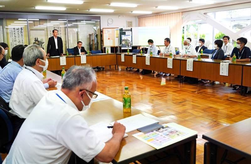 地元関係者らが出席して開かれた大多喜高を支援するコンソーシアムの会議＝大多喜町の同校