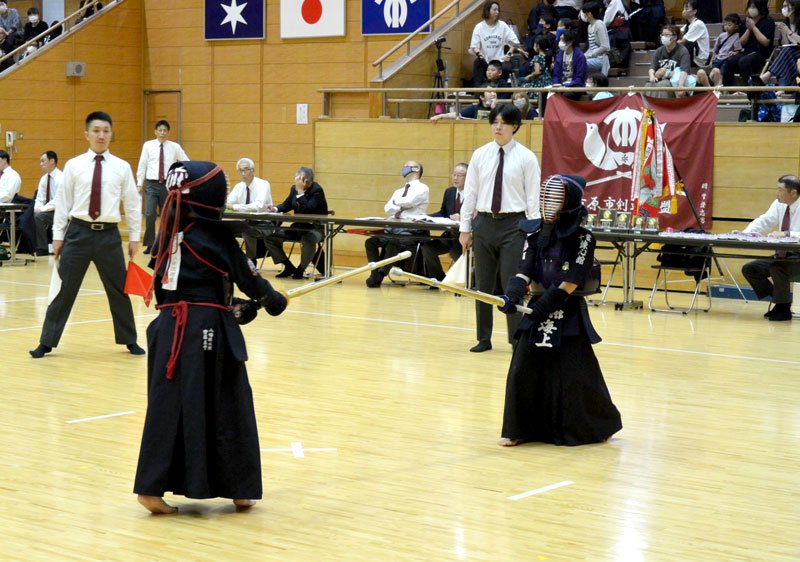 「ちびっこ武道大会」で熱戦を繰り広げる小学生剣士＝市原市のゼットエー武道場