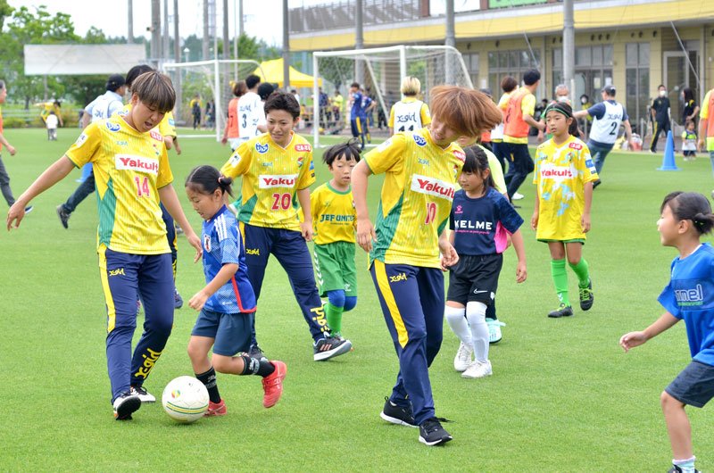 選手とのミニゲームも行われイベントを盛り上げた＝１１日、千葉市内