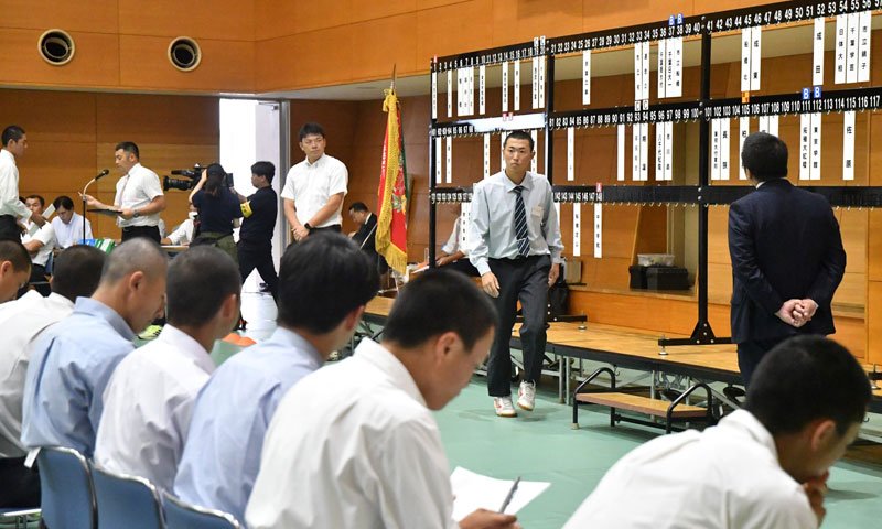 組み合わせ抽選会が行われた高校野球千葉大会。各校主将がくじを引いた＝千葉市内
